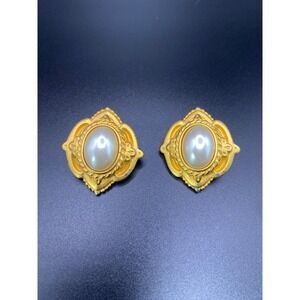 Vintage Classiques Entier Faux Pearl Clip Earrings Matte Gold Tone